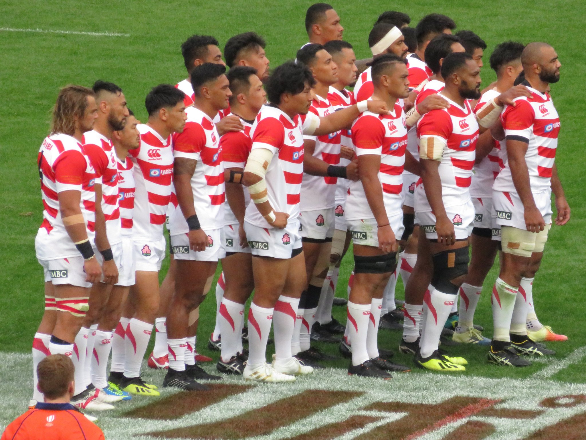 日刊スポーツ ラグビー担当 Ar Twitter 試合前にオールブラックス Nz代表 の伝統舞踊 ハカ を気合の入った表情で見つめる日本代表 リーチ主将を先頭に徐々に前進し 闘志がみなぎっていました Rugbyjp