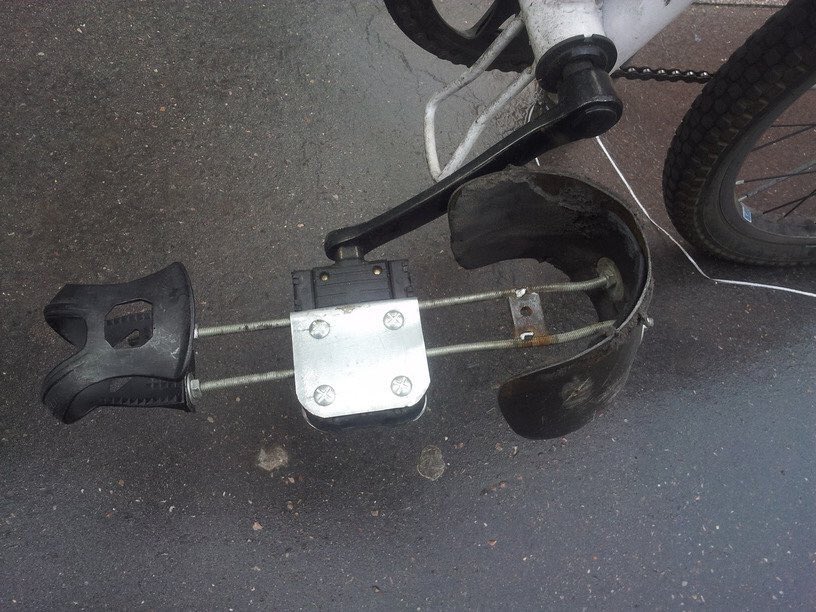 “Je n’ai qu’un pied et ne peux donc pas faire du vélo”.Même sans jambes vous pouvez faire du vélo: sur une chaise se clipsant sur une roue de vélo (à gauche via  @cyclOptimiste). Mais pour vous, il suffit d’une simple adaptation de votre pédale (à droite via  @mydjey).  #handicap