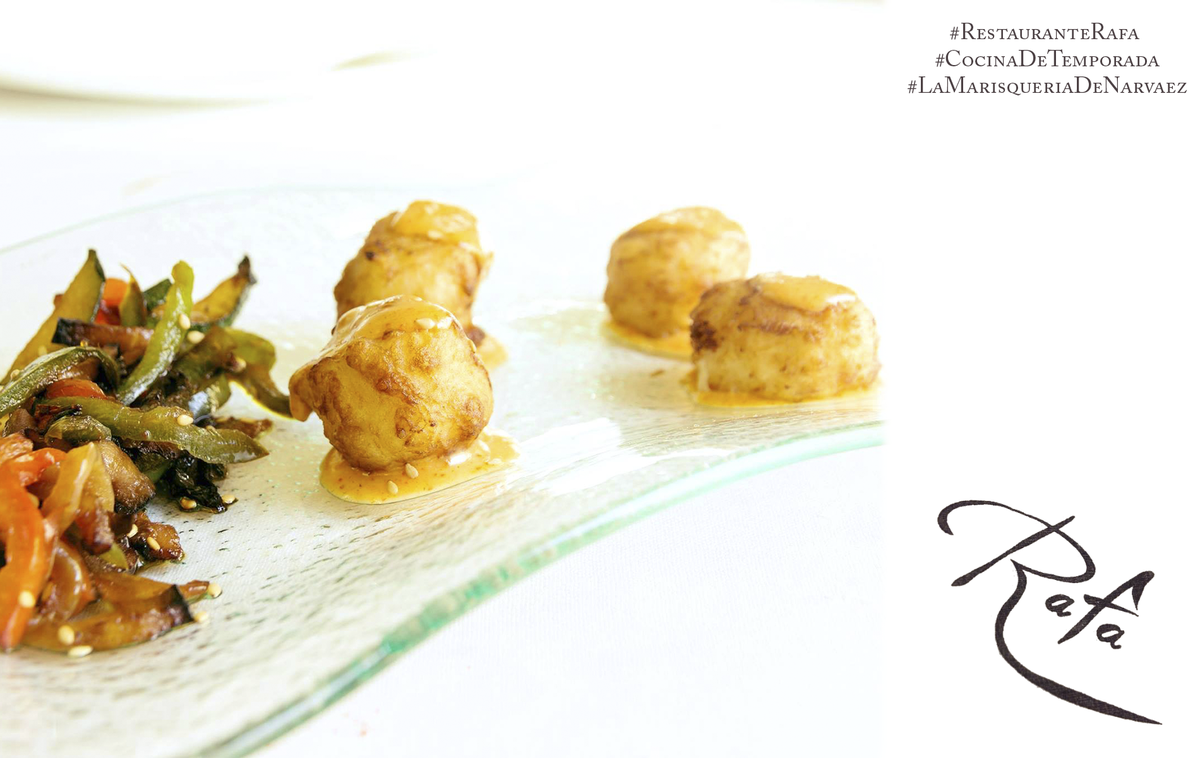 Cada día trabajamos en la selección de más de 10 recomendaciones para llevar al plato un producto fresco y de temporada traído directamente de las lonjas de todos los puntos de nuestra geografía nacional.  #LaMarisqueriaDeNarvaez restauranterafa.es