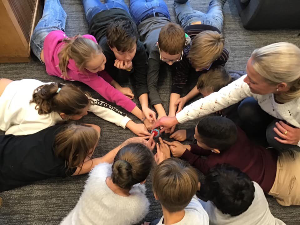 Training mediatoren ‘Vreedzame School’. Kinderen leren hoe ze dmv mediation ruzies op het speelplein kunnen oplossen. 
Dit is ook onderdeel van onze info-middag voor ouders over de Vreedzame School op 14-11. 
U komt toch ook? Inloop 14.45u