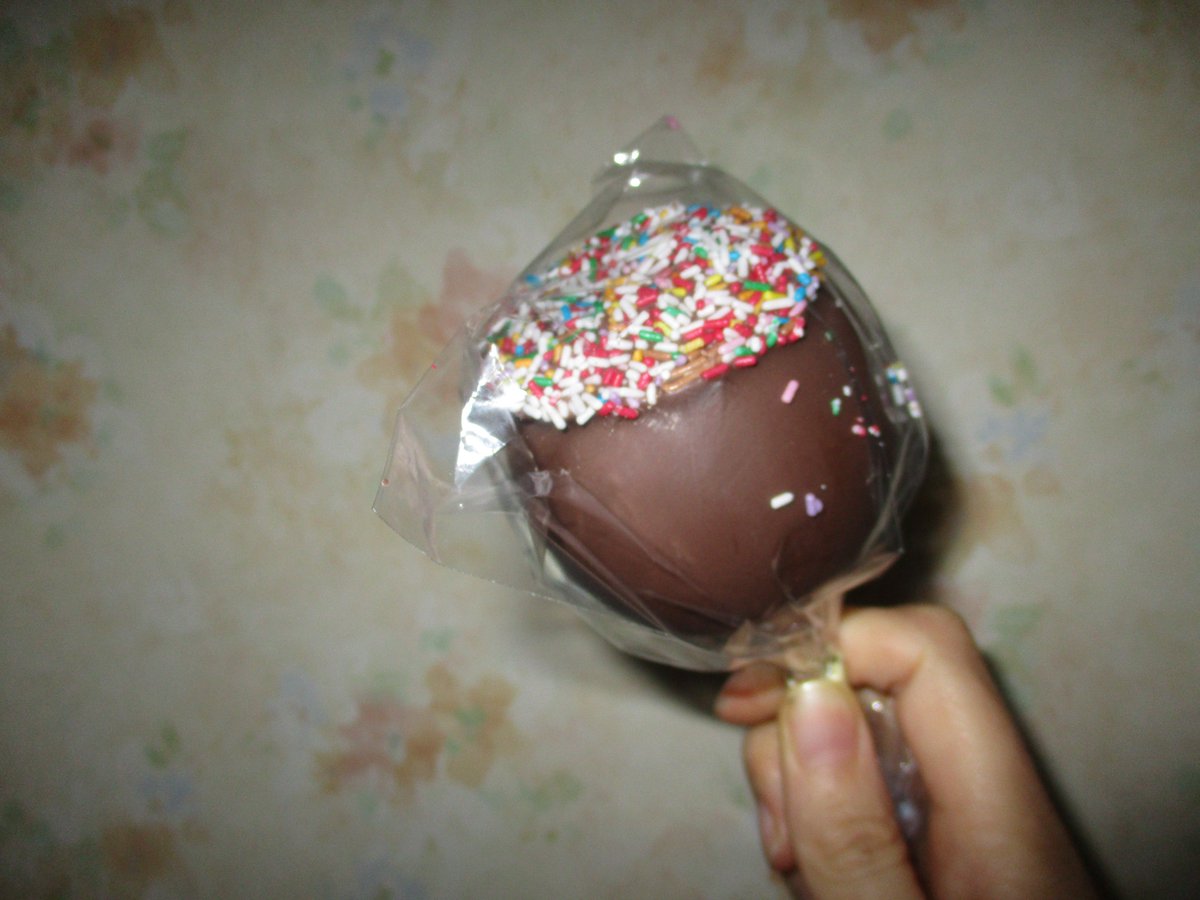 SKWrightauthor's tweet photo. This morning's impulse buy - I haven't eaten one since I was about five. It did not disappoint: lovely combination of chocolate crunch and sweet apple. https://t.co/4pL6M30bbs