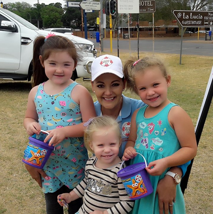 FounderRDF_SA's tweet photo. Raising #ChildDrowningPrevention #Awareness with our very own unique #RDFSA #Keepkidssafe #BuddyBucket this weekend. #Festive #MarketDay
#DrowningPrevention #Campaign
#RDFSABuddyBucket #Grateful
#StopDrowning #SavingLives #PreventingALeadingKiller #StrongerTogether #Stopdrowning https://t.co/HrZ9fpMXWw