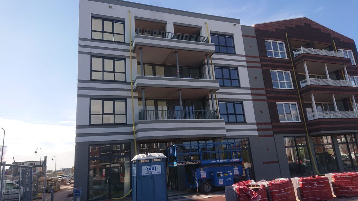 Bij nieuwbouwproject De Oevers in Roelofarendsveen verzorgen wij naast het binnenschilderwerk ook het sauswerk aan de gevels en dit levert dit fraaie beeld op!