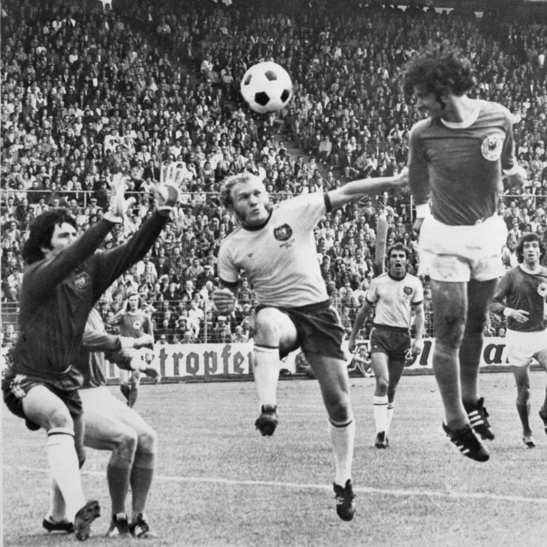 Happy birthday to and legend Gerd Muller Der Bomber turns 73 today! 