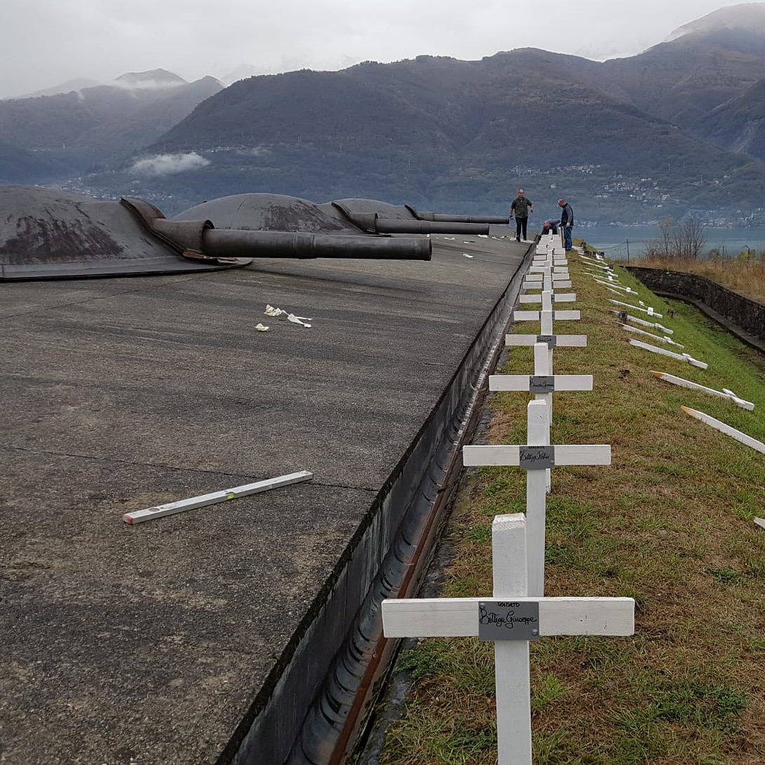 Sul tetto del forte, 63 croci bianche ricordano i #caduti di #colico durante la #GrandeGuerra 

#memoria #fortemontecchio #storia #italia #primaguerramondiale #4novembre  #1918 #2018