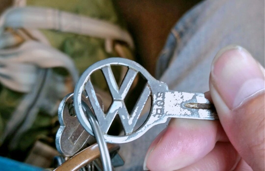 Lucky6672531361's tweet image. #愛車に出会う経緯
実家からVWの鍵が出てくる。
「なんか小さい頃変な車でプールに連れてってもらってたような気がする…」思って20年近く開いてない車庫を開ける。
入ってた。
1日1カ所レストアを目標にちびちび治して今に至る。