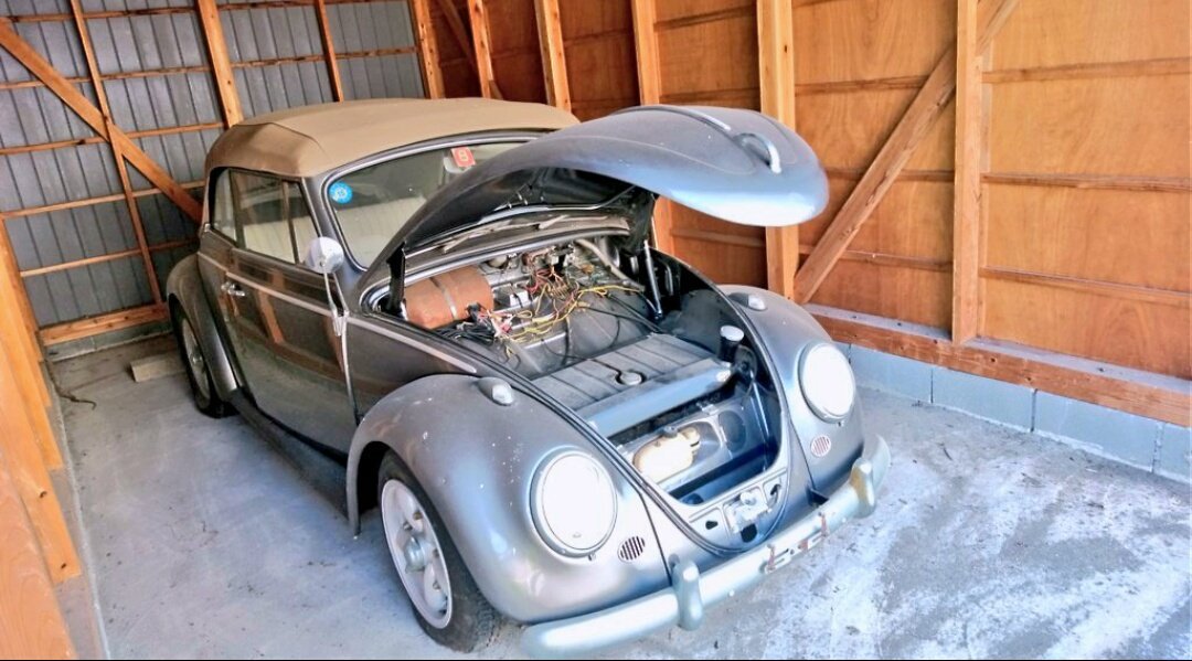 Lucky6672531361's tweet image. #愛車に出会う経緯
実家からVWの鍵が出てくる。
「なんか小さい頃変な車でプールに連れてってもらってたような気がする…」思って20年近く開いてない車庫を開ける。
入ってた。
1日1カ所レストアを目標にちびちび治して今に至る。
