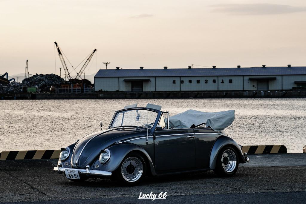 Lucky6672531361's tweet image. #愛車に出会う経緯
実家からVWの鍵が出てくる。
「なんか小さい頃変な車でプールに連れてってもらってたような気がする…」思って20年近く開いてない車庫を開ける。
入ってた。
1日1カ所レストアを目標にちびちび治して今に至る。