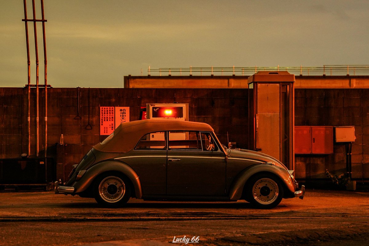 Lucky6672531361's tweet image. #愛車に出会う経緯
実家からVWの鍵が出てくる。
「なんか小さい頃変な車でプールに連れてってもらってたような気がする…」思って20年近く開いてない車庫を開ける。
入ってた。
1日1カ所レストアを目標にちびちび治して今に至る。