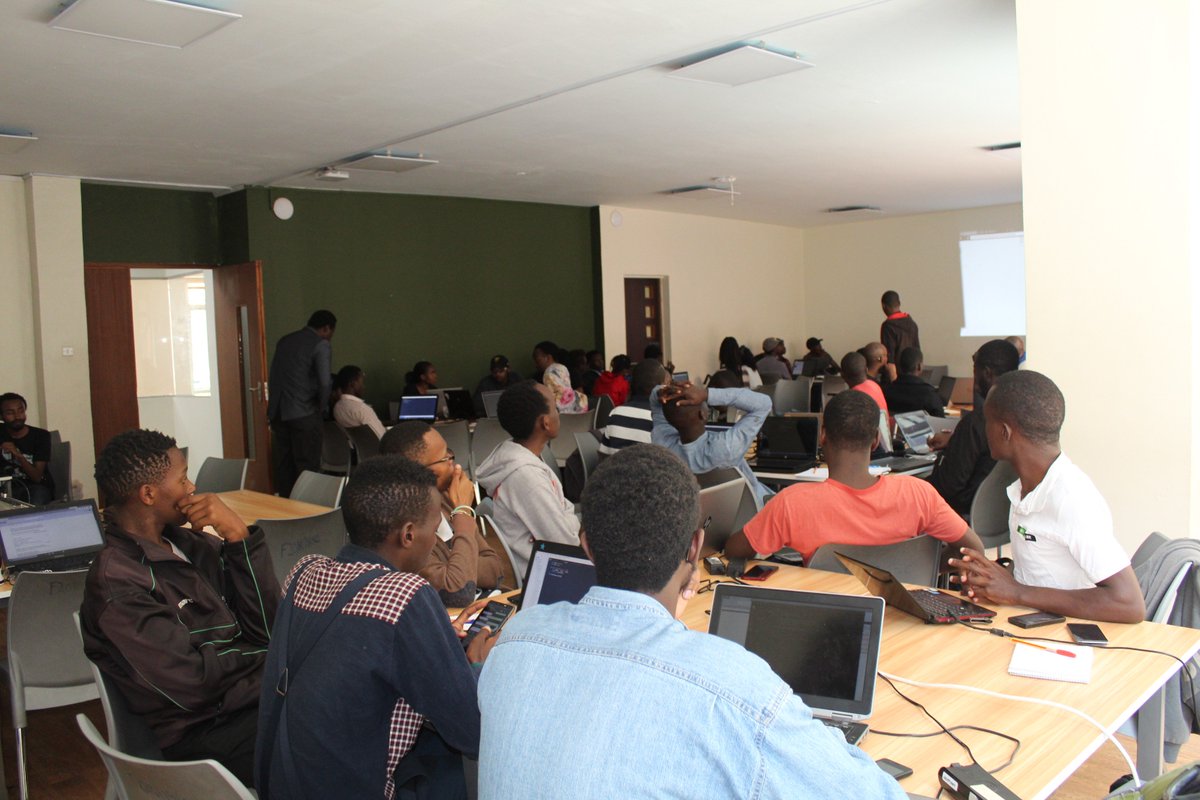 moringaschool's tweet image. We&apos;re on the third session for today on control structures and DOM manipulation. #javascript #javascriptworkshop