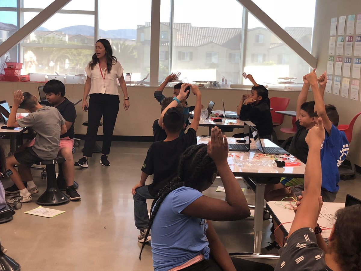 mlopezsunny's tweet photo. @aimee_cisneros1 facilitating the students’ learning using #makeymakey. Pretty awesome watiching them use the #scienceengineeringpractices @MuraokaCVESD https://t.co/17UBgTKP4I