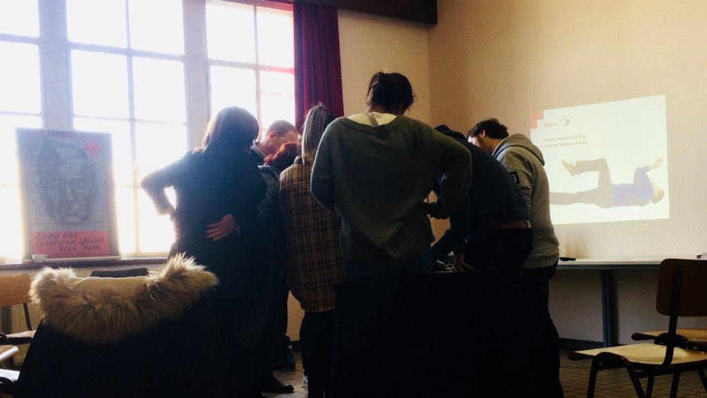 RodeKruisDiest's tweet photo. Vandaag zijn we opnieuw gestart met een cursus #eerstehulp in @staddiest. Deze personen stomen we alvast klaar om te helpen in een noodsituatie #helpthelpen https://t.co/94ZTlCOMFc
