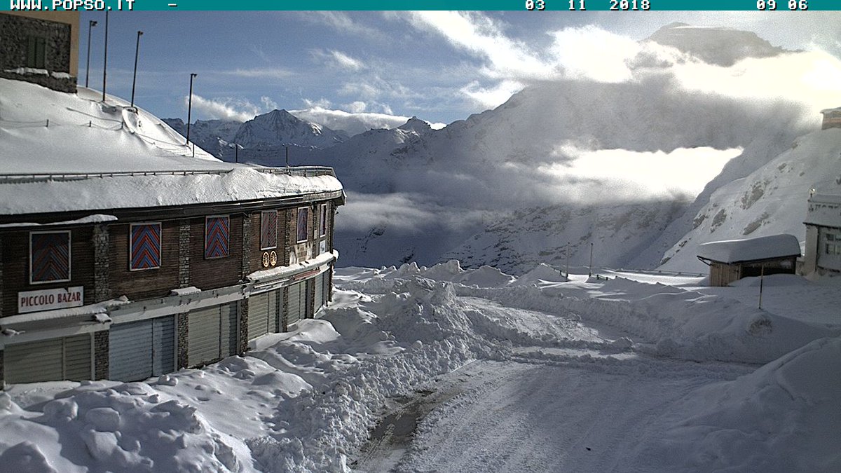 Good morning #PassoDelloStelvio #IntoTheWhite #Snowfall #Snowfall #IlikeItaly #FreshSnow #PowderDay #Alps #Skiing #neve