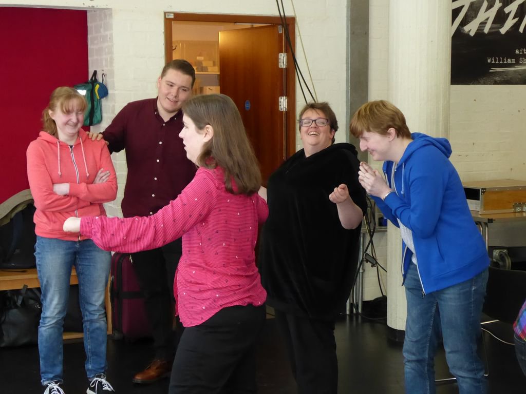 extantltd's tweet photo. .@jakesawyers has appeared as a chef on @cbbc 's Blue Peter! #ExtantPathways will support 8 visually impaired #actors in its first year https://t.co/FEM2aCX8xl https://t.co/7K5kL9zkZW