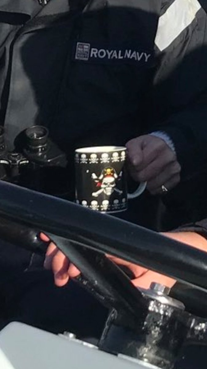 @submarinelegend @HMS_Ranger @SussexURNU Skull n Crossbones mug, submariner jumper...bold statement, Sir.