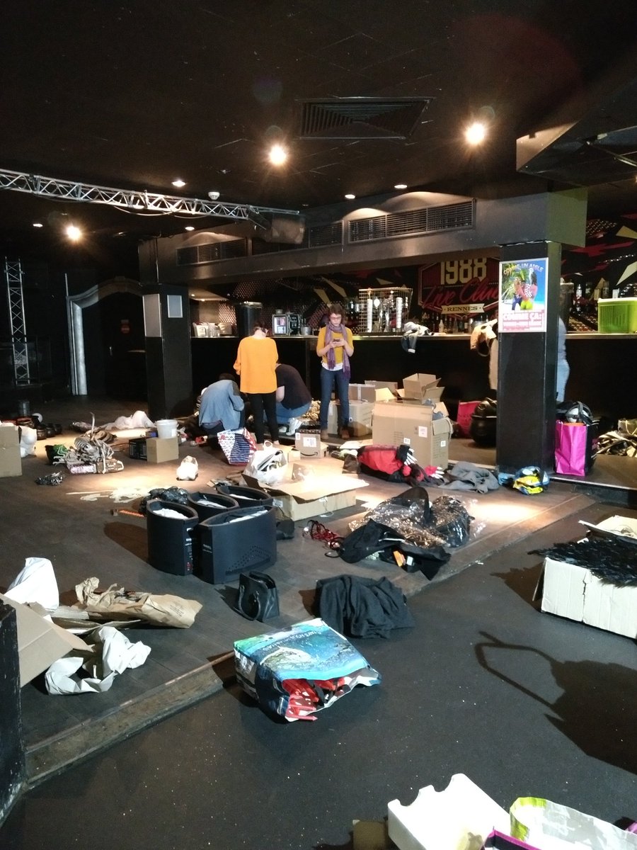 En parlant de soirée, quelques photos de la soirée et de l'organisation par les bénévoles ! 

Anecdote : On vous avait prévu 50kg de bonbons dispersés dans tout le 1988 Live Club !