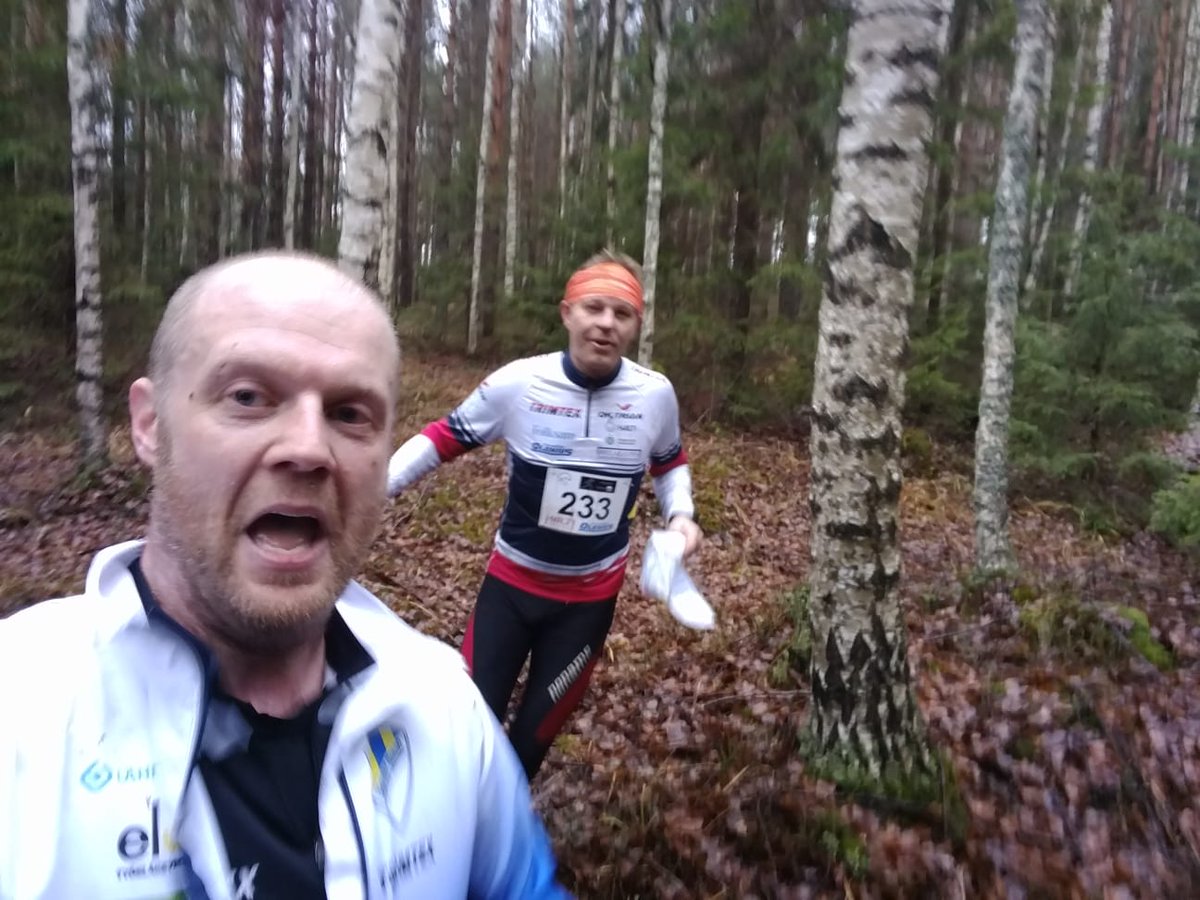 #raatojuoksu kohtaamisia, metsäkaverikuva matkalta <a href="/EspoonSuunta/">Espoon Suunta</a> Jeppe Aho ja <a href="/OKTrianFIN/">OK Trian</a> <a href="/NiemelaAntti/">Antti Niemelä</a>. Hyvä päivä!