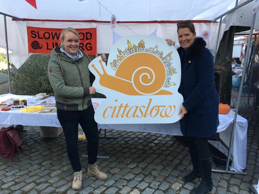 NicoleRamaekers's tweet photo. #Hubertusmarkt 2018 
Ook @GemGulpenWittem presenteerde zich samen met @SlowFoodHQ Limburg. 

Presentatie en uitleg over het @cittaslow_intl predicaat. 
https://t.co/KtuqIV2pHa

En.... wie wil er nu niet op de foto met onze 🧡🐌?
@MarionvdKleij @BgmAkkermans @JacobsGerry https://t.co/d89ejom6hR