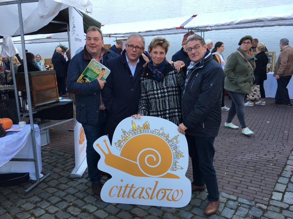 NicoleRamaekers's tweet photo. #Hubertusmarkt 2018 
Ook @GemGulpenWittem presenteerde zich samen met @SlowFoodHQ Limburg. 

Presentatie en uitleg over het @cittaslow_intl predicaat. 
https://t.co/KtuqIV2pHa

En.... wie wil er nu niet op de foto met onze 🧡🐌?
@MarionvdKleij @BgmAkkermans @JacobsGerry https://t.co/d89ejom6hR
