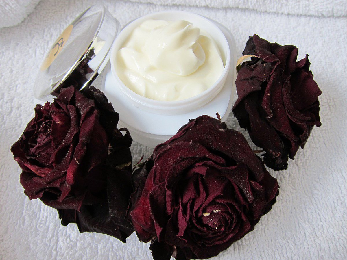 pttrco's tweet photo. Retinyl palmitate has been found to encourage tumor growth. Avoid creams with this ingredient > https://t.co/BncaaQfiue #skintip #beauty https://t.co/coVqMEVUmT