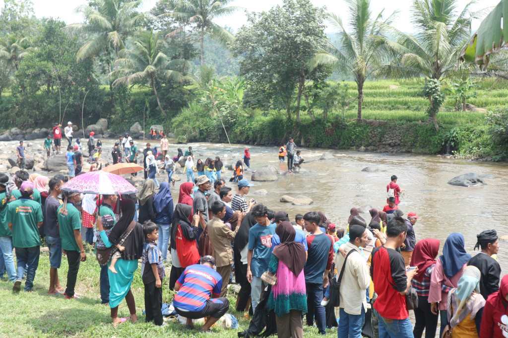 mediajabarcom's tweet photo. Ribuan Warga Antusias Saksikan Festival 7 Sungai di Subang https://t.co/5FzAEzptpo https://t.co/beyNCNPMb8