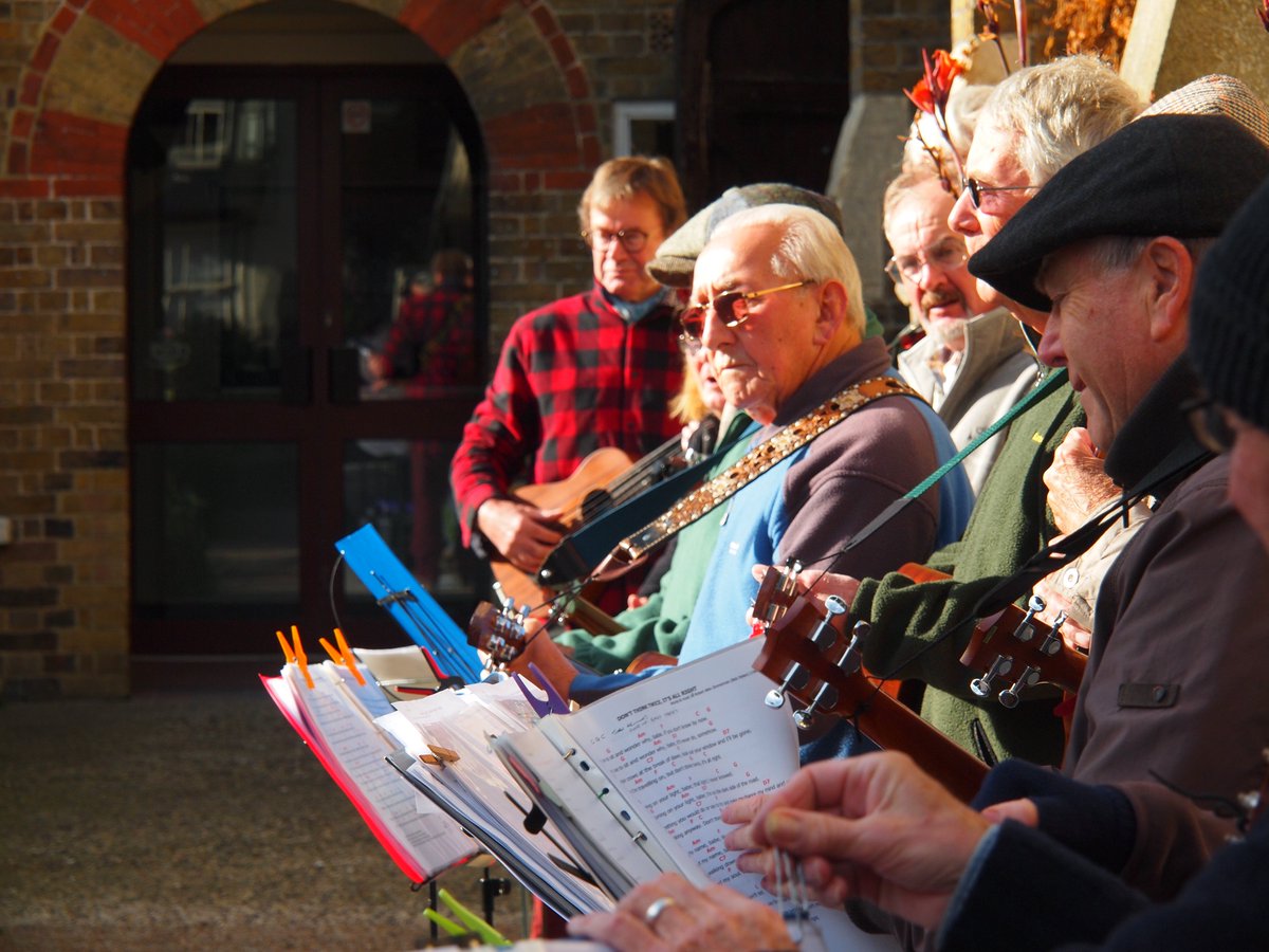 deal_withit's tweet photo. Thank you to all our volunteers at todays Seedy Saturday at the Landmark Garden + esp for the Landmark Ukes who played in the cooler conditions for us... all the apples from Monday's @gleaningKENT have been put to good use x https://t.co/hctthC2BWr