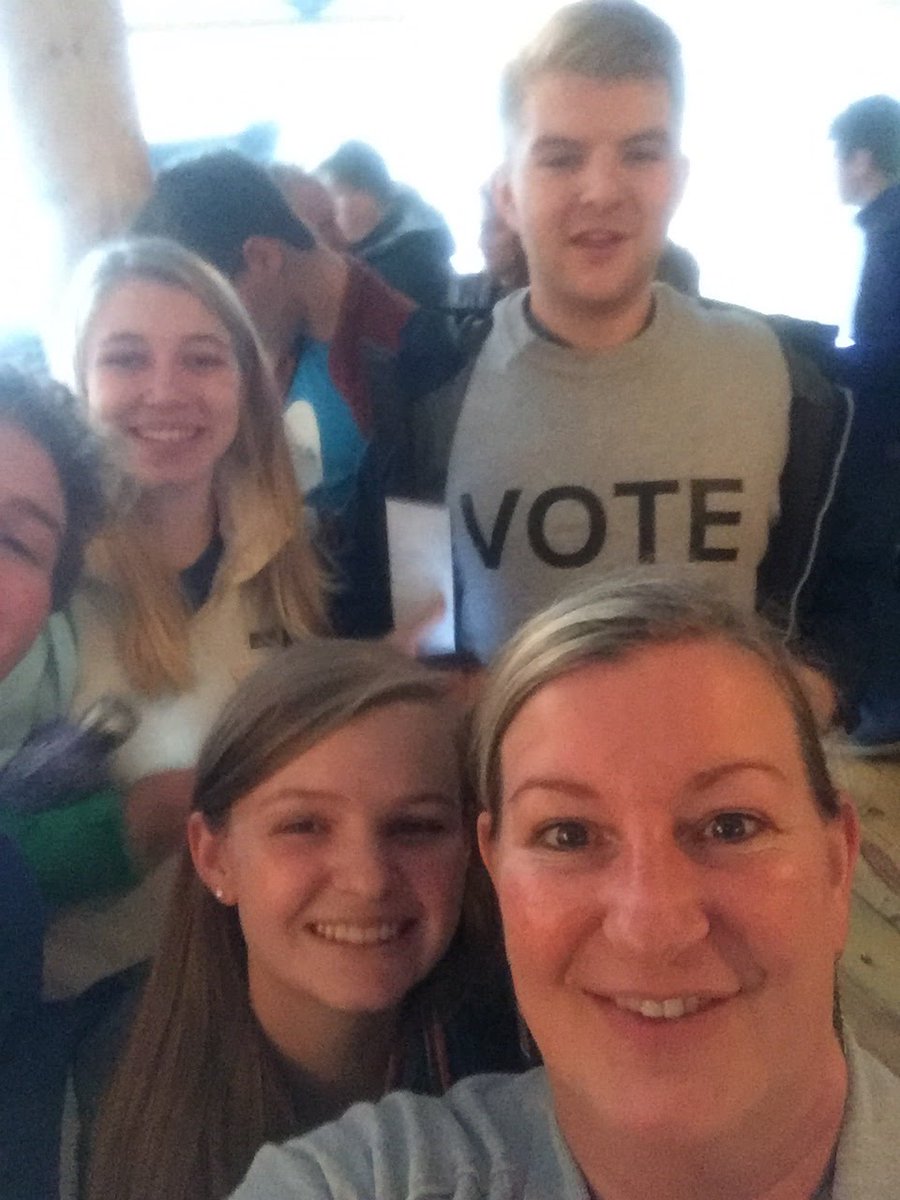 The one and only @deirdrep11 getting the next generation of blue leaders out onto doors in #HoosickFalls! #NY19 #NY19Votes!!