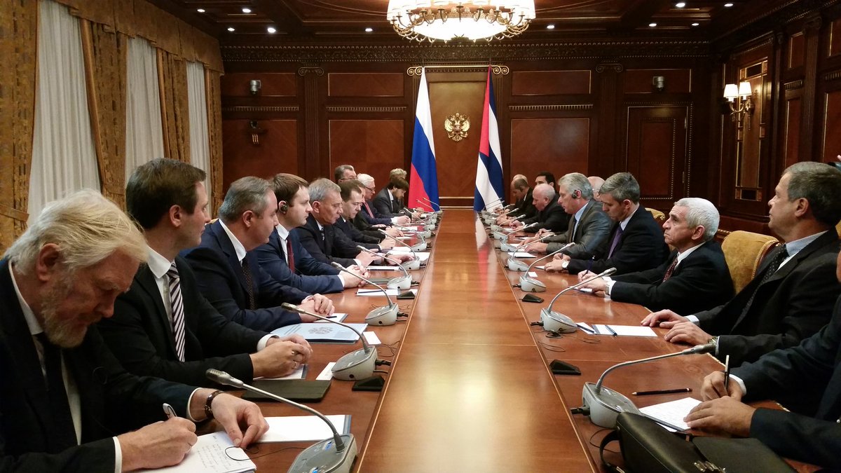 JoseCarlosRguez's tweet photo. El presidente #cubano @DiazCanelB sostiene el #3nov2018 encuentro en #Moscú con el Pte. del Gobierno de la Federación de #Rusia #DmitryMedvedev. Entre otros propósitos, #Cuba y #Rusia apuestan a la diversificación y ampliación de sus relaciones económico comerciales. https://t.co/lown9FY76P