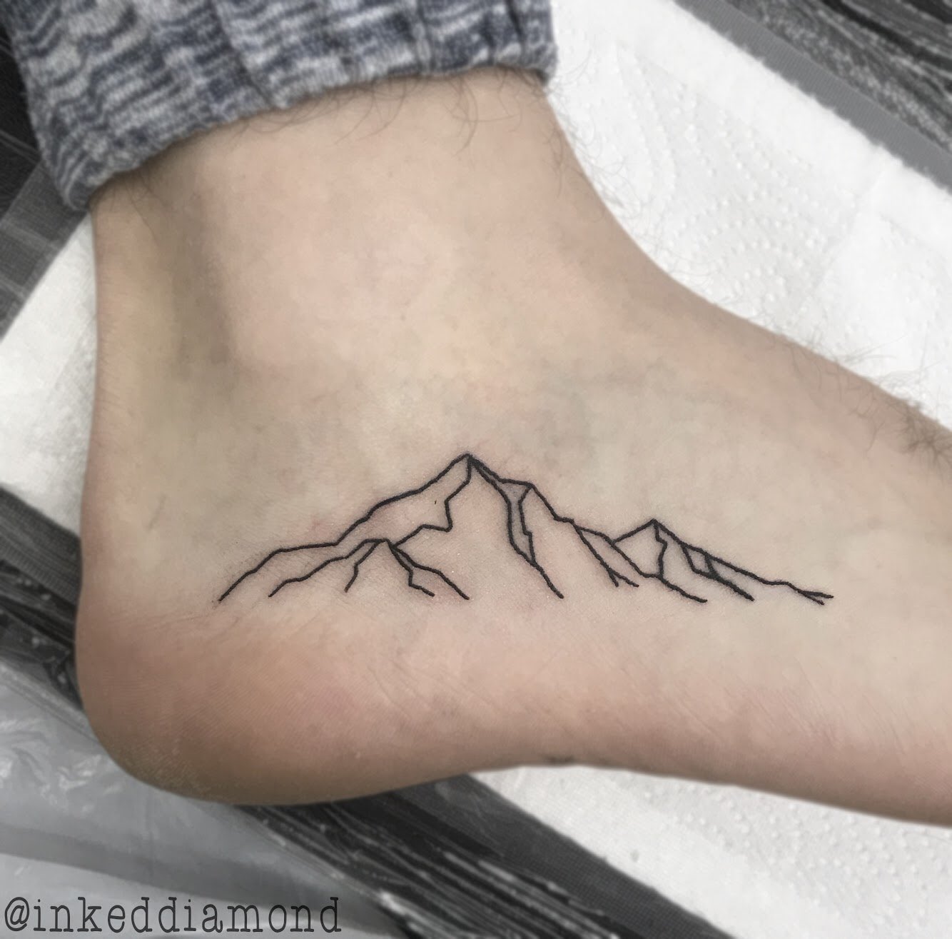 small mountain tattoo | Moutain tattoos, Minimalist tattoo, Tiny tattoos