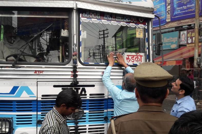 saharanpurtrf's tweet photo. #Traffic Month 2018, 3-11-2018
#Savdhani hi Suraksha
यातायात पुलिस द्वारा एसएसपी सहारनपुर व् एसपी ट्रैफिक के निर्देशन में indraprastha institut of menajment and technology के सहयोग से ध्वनी प्रदुषण की रोक हेतु एक संदेशवाहक रैली का आयोजन किया गया, स्टीकर भी लगाये गए| https://t.co/amUTddP5j1