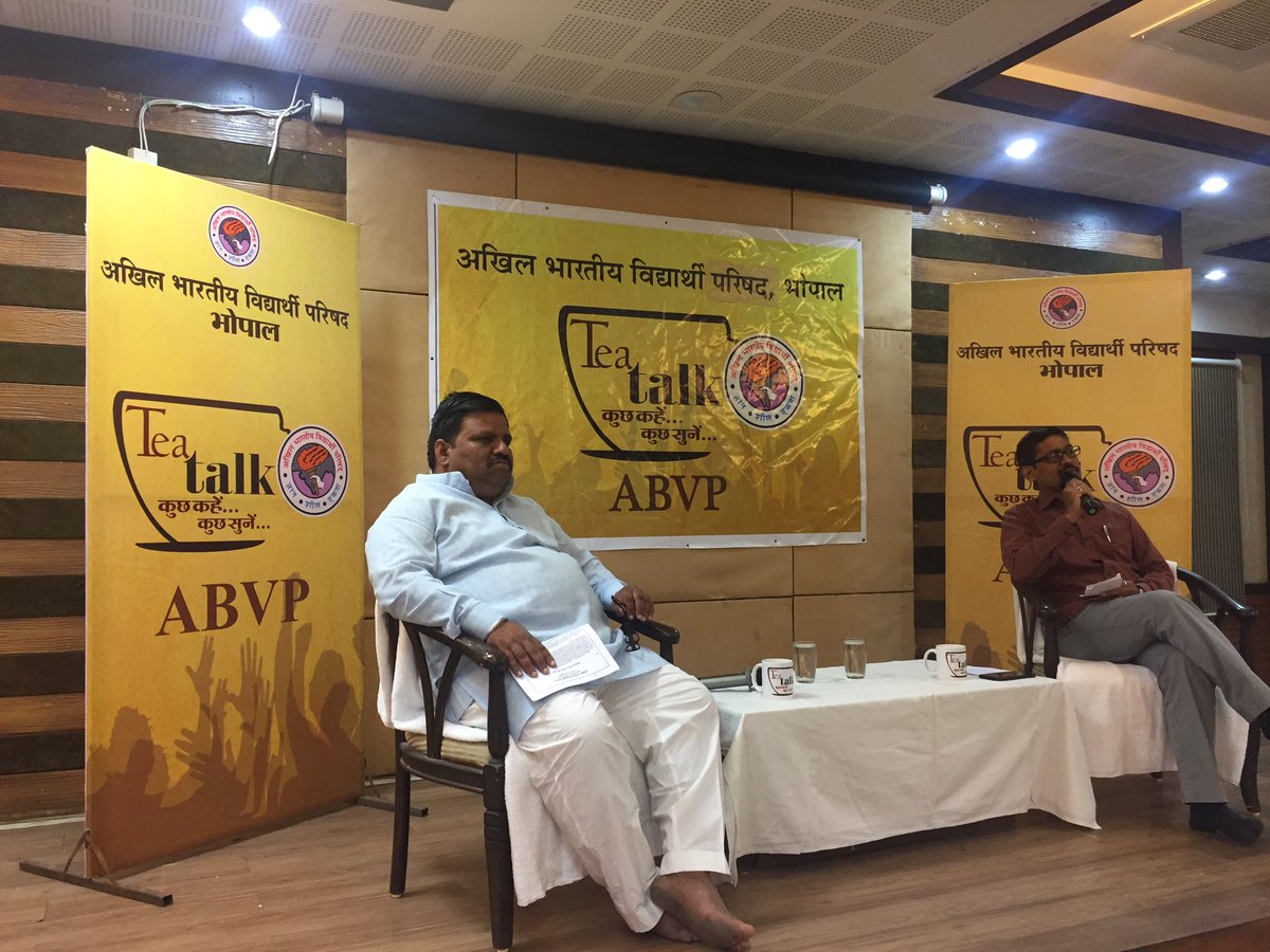 ankitgargbjpmp's tweet photo. Hon'ble @PrafullaAkant ji interacting with students of #Bhopal in #TEATALK series. https://t.co/xQIfBInNHo