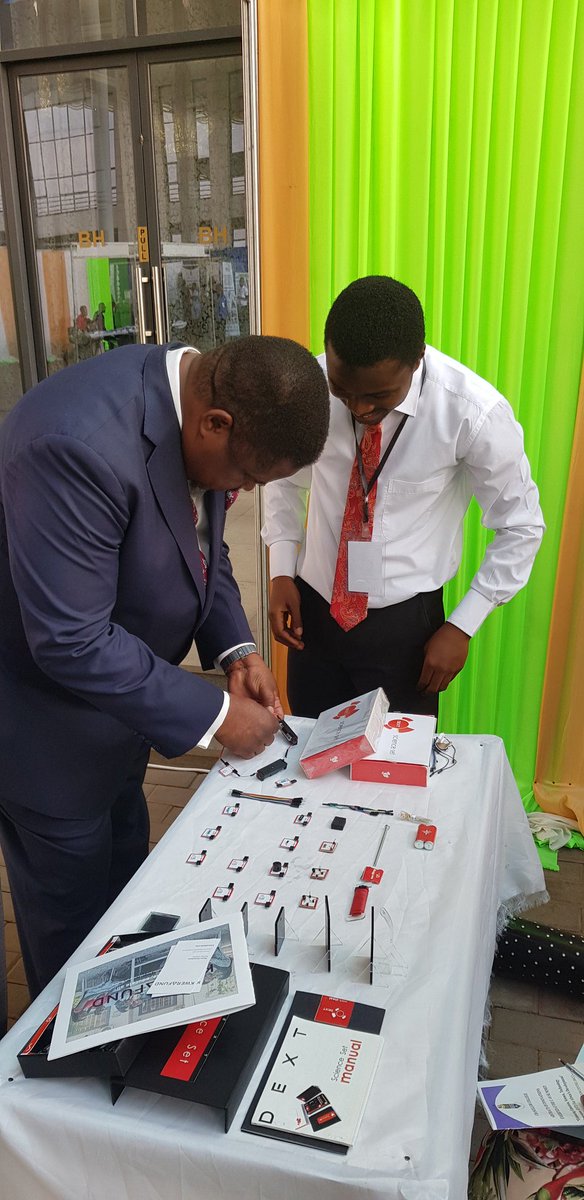 antipem's tweet image. My current location #Malawi . 
The Minister of education of Malawi enjoys a science lesson with the #ScienceSet @Dext_Tech @susannapak @Ghscientific @ITCnews @CCCC_9999 @johnswitzer