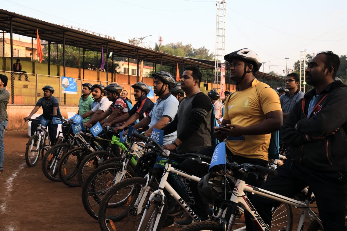 SafeKidsIndia's tweet photo. #cyclerally organized by @safekidsfoundation &amp; @Honeywell_India along with #pcmcfiredepartment on the occasion of #diwali2018 on the theme #pedalforfiresafety was flagged off by police inspector Mr. Ragunath  from #pimpri police station #safediwalihappydiwali #Pune @mv_deshmukh https://t.co/17gvu3Sqka