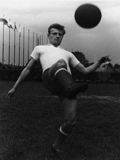 3.11.1932 r. w #RudaŚląska ur. się Ernest Pohl, legenda <a href="/GornikZabrzeSSA/">Górnik Zabrze</a>. 8 x MP, 3 x król strzelców, 186 goli w 🇵🇱 lidze, co jest rekordem.