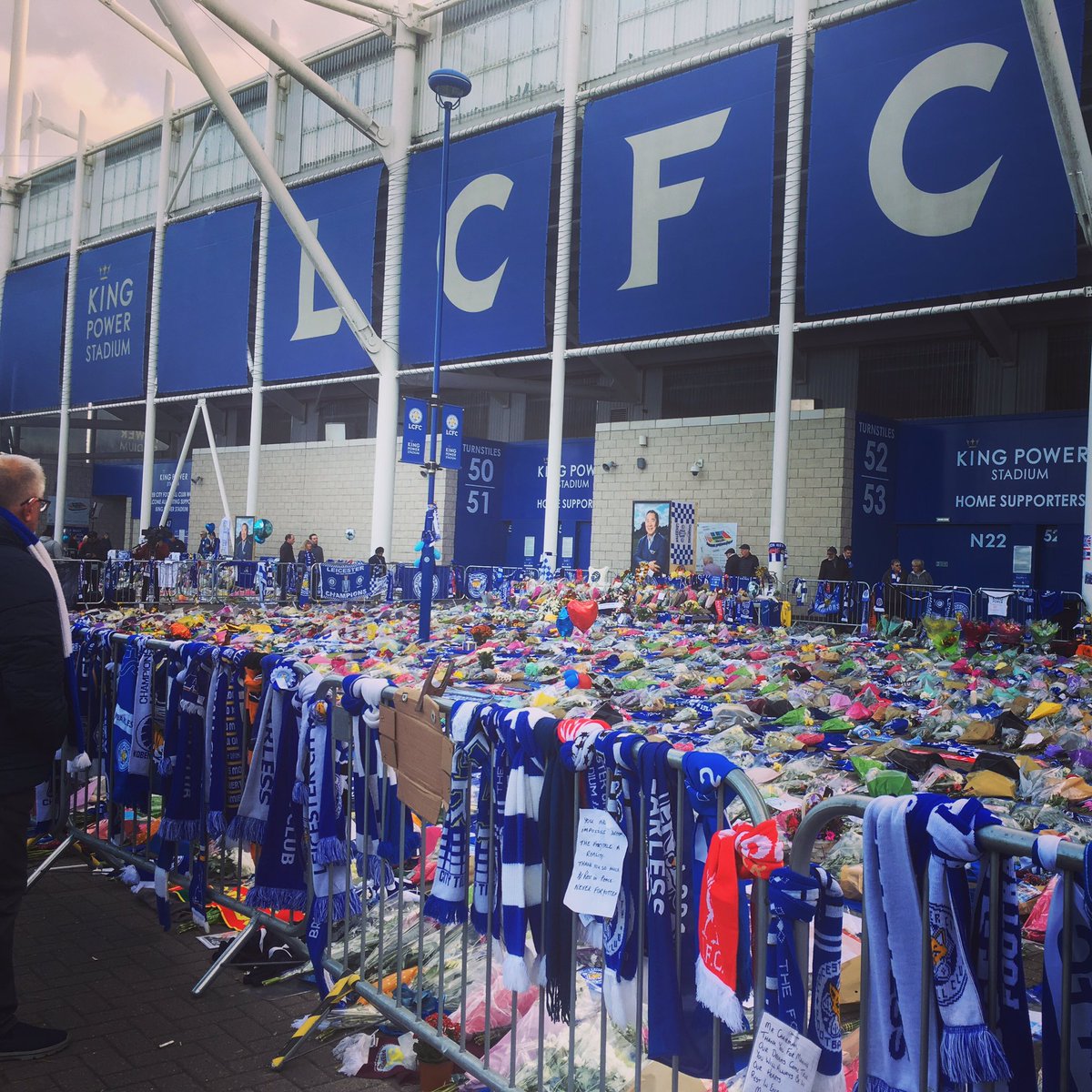 Leigh984's tweet photo. Today we are all #FoxesTogether @LCFC @CardiffCityFC @premierleague #CarLei @OwynnPA @BBCLeicester @BBCRLSport @StringerSport https://t.co/6svs1YBTTc