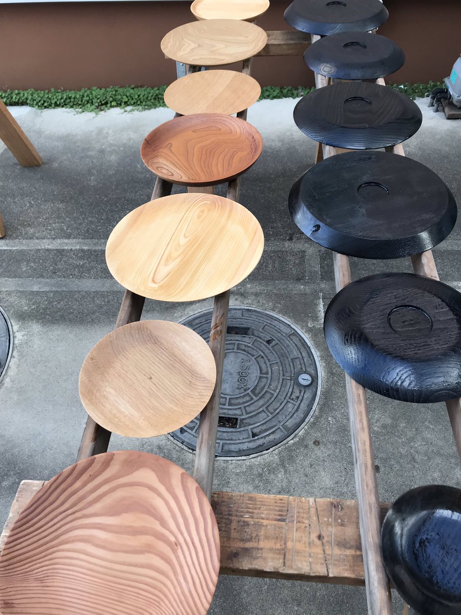 家具を造るサラリーマン Twitter वर 木皿つくり やっと塗装 1回目 しっかり浸透 木染め なかなか難しい 塗装中にヒノキの皿を誤って割ってしまったのは涙です 栗 楢 ミズメ クルミ 檜 杉 山桜 木皿 Diy ハンドクラフト ハンドメイド 旋盤 端材 日曜