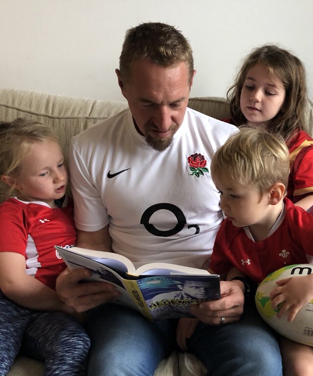 Everyone reads @willowshigh. Mr Sage and family put allegiances aside to share a book together before an afternoon of rugby! #AutumnInternationals #rugbyafternoon #familyreading