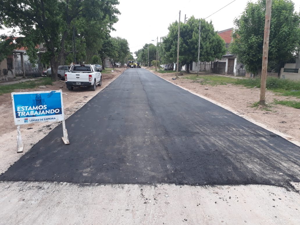 Mun Lomas de Zamora (@municipioldez) on Twitter photo El <a href="/MunicipioLdeZ/">Mun Lomas de Zamora</a> finalizó la obra de asfalto en la calle San Juan del barrio San José Oeste llegando al 100% de pavimentación en toda la localidad, como ya logramos en Llavallol Sur. Muy pronto se sumarán Parque Barón, Centenario, Lamadrid, Albertina y Fiorito. 🏘 El <a href="/MunicipioLdeZ/">Mun Lomas de Zamora</a> finalizó la obra de asfalto en la calle San Juan del barrio San José Oeste llegando al 100% de pavimentación en toda la localidad, como ya logramos en Llavallol Sur. Muy pronto se sumarán Parque Barón, Centenario, Lamadrid, Albertina y Fiorito. 🏘