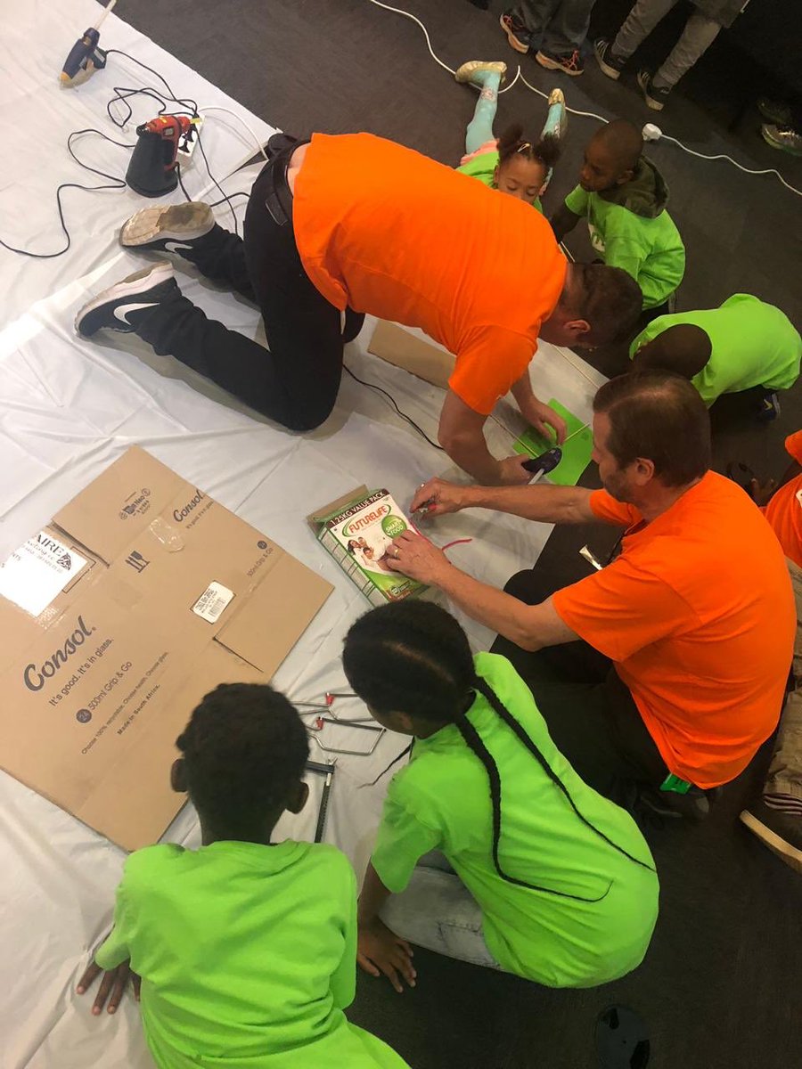 Our facilitators are helping our young innovators build their solutions and design the future. Time is ticking. 1 hour left. #globaldesignathon #GCD2018 #Robotics #AI #changemakers