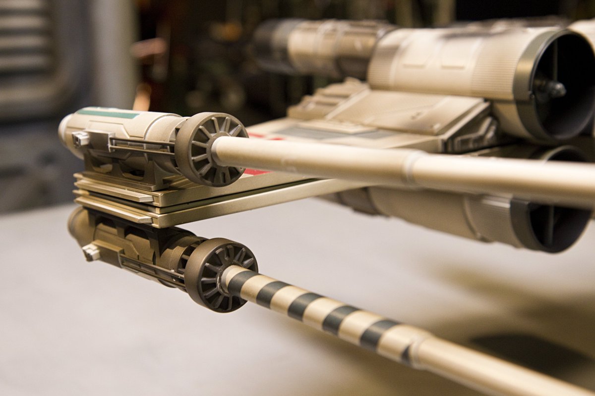 ModelSpaceUSA's tweet image. With motorized S-foils that lock into attack position, you can replicate your favorite scenes with the 1:18 scale model X-wing! If you opt for the premium offer, you will also receive exclusive 1:18 scale hangar accessories! Order yours today! bit.ly/2mZmK54