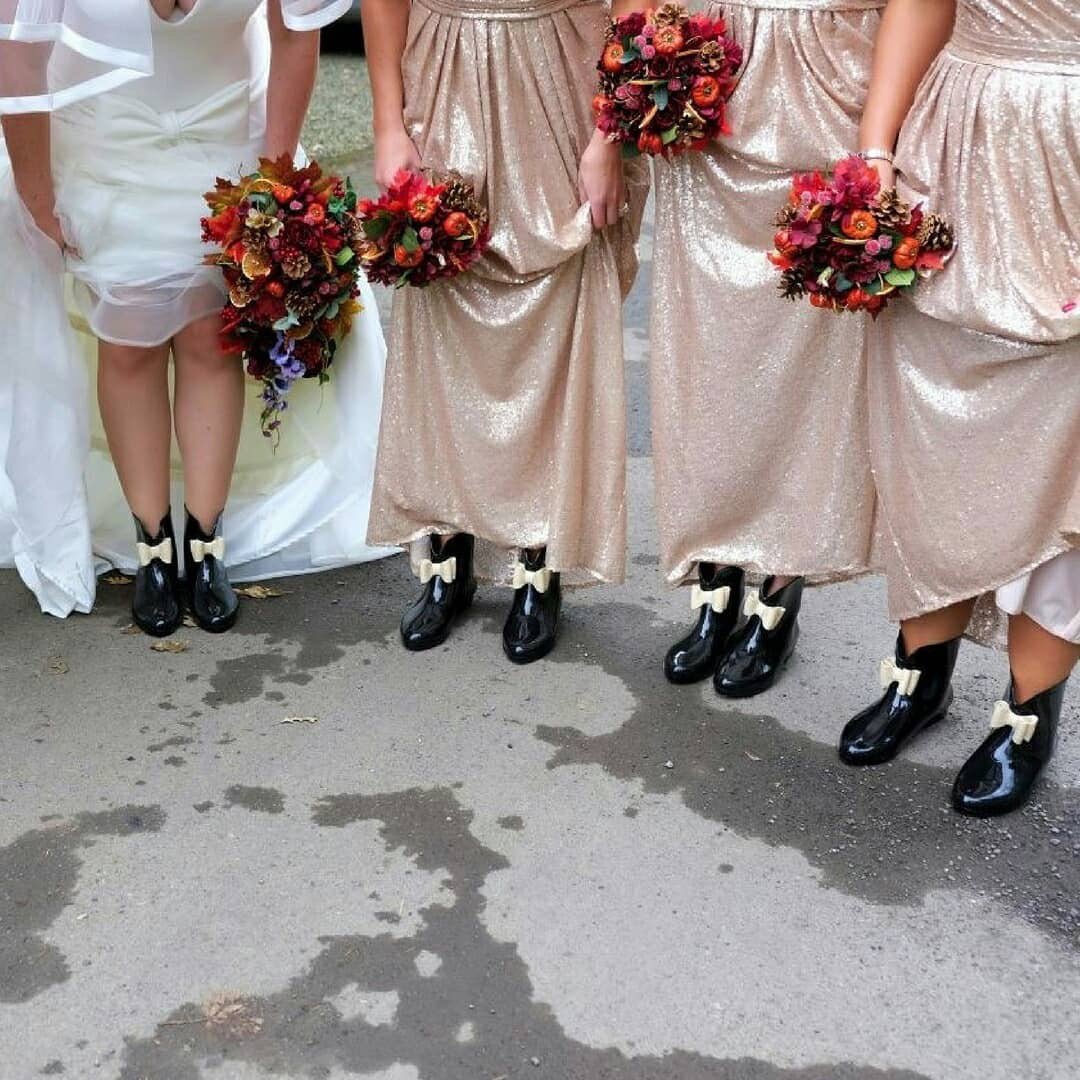kelseyroseuk's tweet image. This beautiful bride and her bridesmaids are rocking these wellies with style! @flo2mal has her bridesmaids wearing style 18626.
Head to the Kelsey Rose Pinterest now to get more wedding inspiration, link in bio
#weddinginspiration #glambride