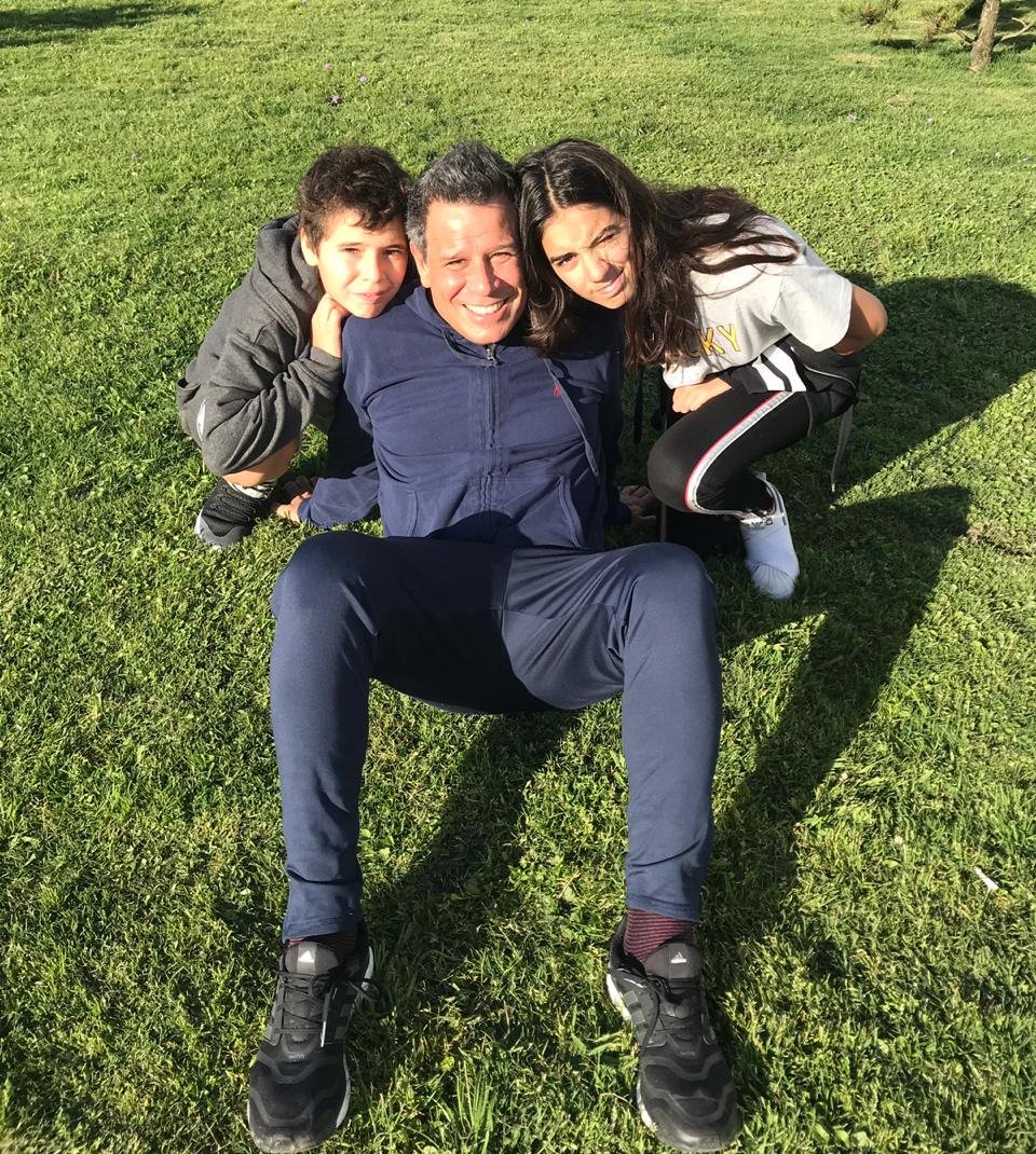 ManesF's tweet image. El contacto personal (mirarnos a la cara, darnos la mano o un abrazo) nos hace bien: libera oxitocina, baja los niveles de cortisol -reduce el estrés-, aumenta los niveles de confianza y libera dopamina, que nos da sensación de placer e influye sobre el dolor. #BuenSábado