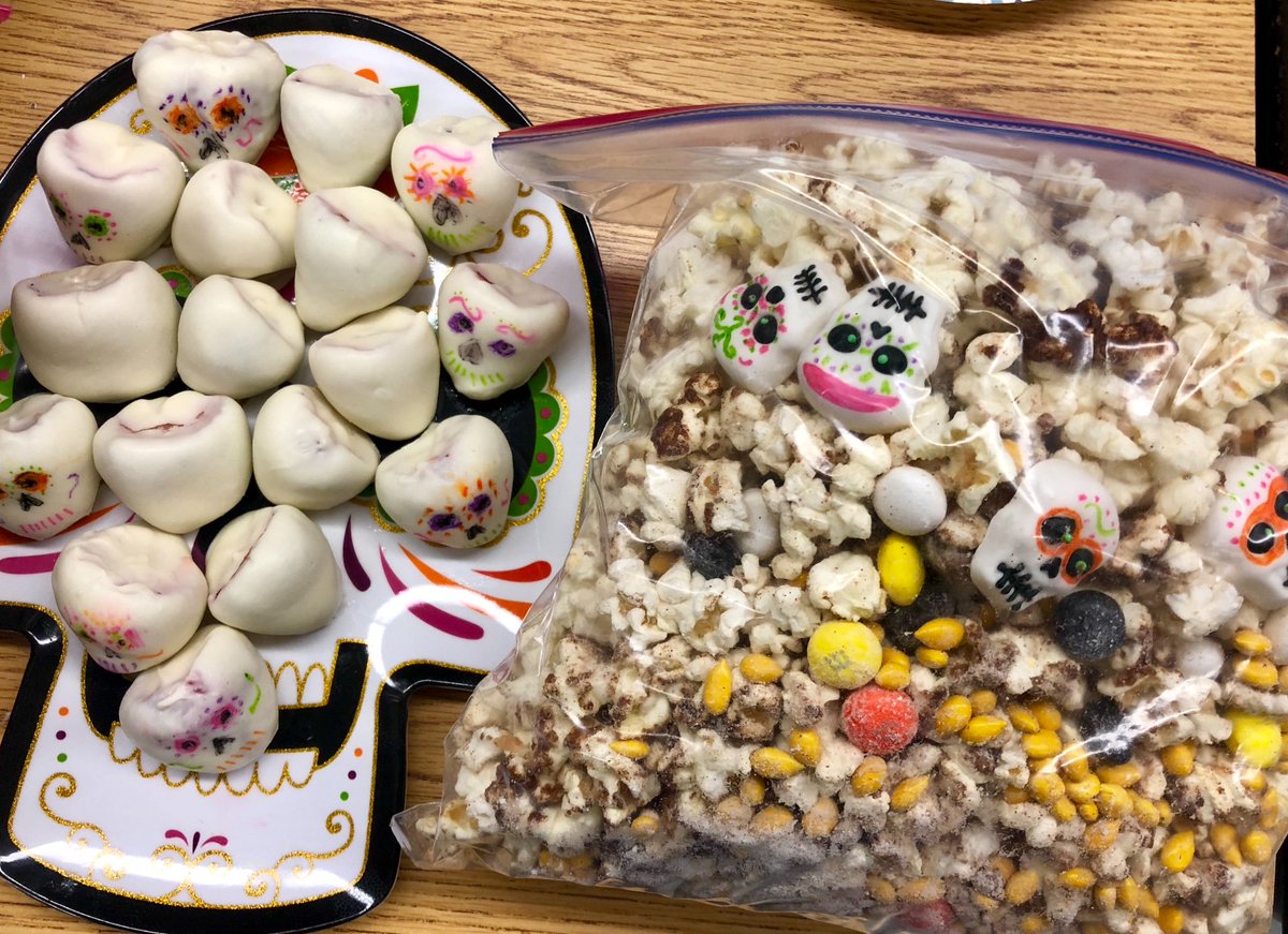 swishaub's tweet photo. Fresas calaveritas, palomitas churros, chilaquiles, calaveras de azúcar, y pan de muerto—embracing culture with all of the senses after building our ofrenda and remembering nuestros seres queridos. #KeepingItAuthentic #DiaDeMuertos #SoProud https://t.co/fG9FBY88BI