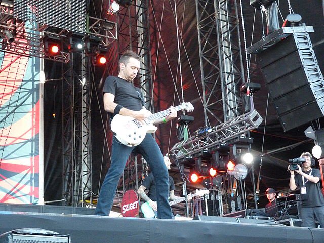 I d like to wish a happy 40th birthday to Tim McIlrath, lead singer/rhythm guitarist for Rise Against!  