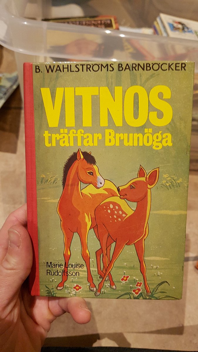 muppenjohannes's tweet photo. Min hustru går igenom sina gamla barnböcker. Jag känner att detta titelval knappast hade gått igenom idag. Tur att min son får ärva den av sin mor för att utöka ett redan märkligt ordförråd som hjälper honom till orosanmälningar från förskolepersonalen.... https://t.co/bhpEoesTHR