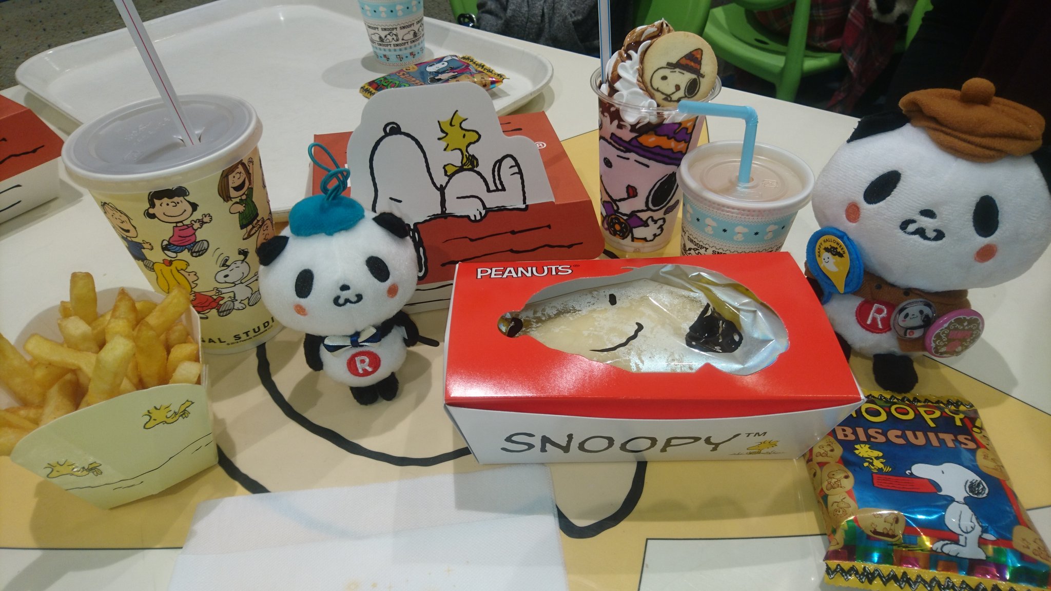 ぴーえす Usjでの晩ごはんは スヌーピーカフェ 小パンダのうまいものレーダーが発動 これ全部食べていいの いただきまーす お買いものパンダ Usj スヌーピー T Co Pondnkrneh Twitter