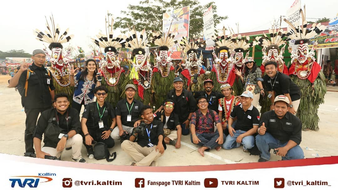 TVRIKALTIM_'s tweet photo. Kru Pesona Indonesia dan Indonesia Membangun TVRI Kaltim bersama Hudoq
•
•
•
@TVRINasional
#IndonesiaMembangunTVRI #PesonaIndonesiaTVRI #TVRIKaltim #MahakamUlu #hudoq #dayak #ujohbilang #kamikembali #WeFightBack #tvri https://t.co/PuNzwfqQCP