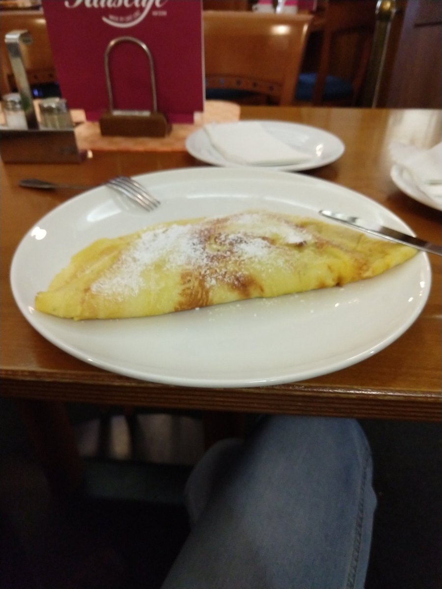 Vonlutzie's tweet photo. Hallo ihr Lieben 😊 Nach der ganzen Shopperei hab ich erstmal Hunger. Es gibt ein leckeren Pfannkuchen mit heißen Kirschen. Ich wünsche euch allen einen schönen Nachmittag 😊 https://t.co/MMR2K3iFYo