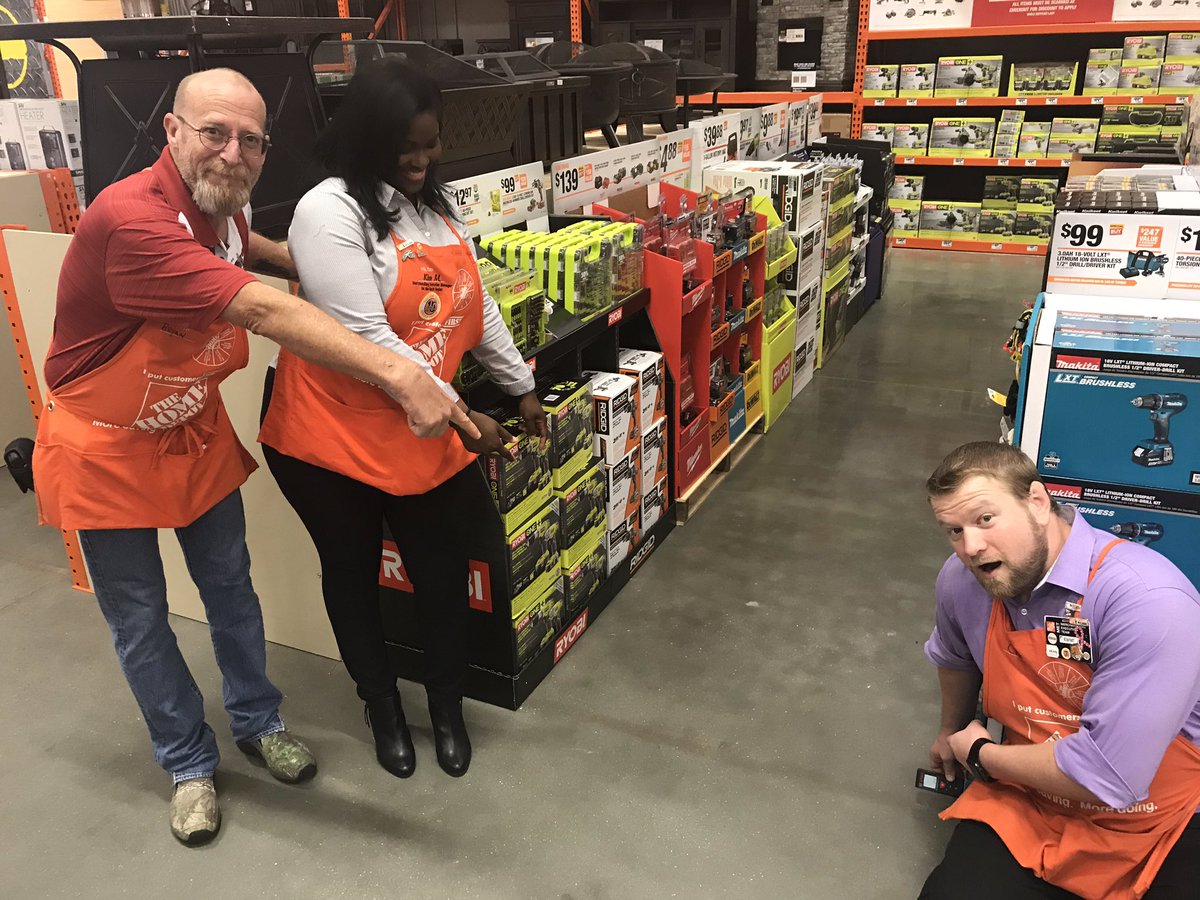 Perfect lines!!!  Retail is detail! #METweekendWarriors <a href="/deborah_rambo/">🦋Debbie Rambo🦋</a>