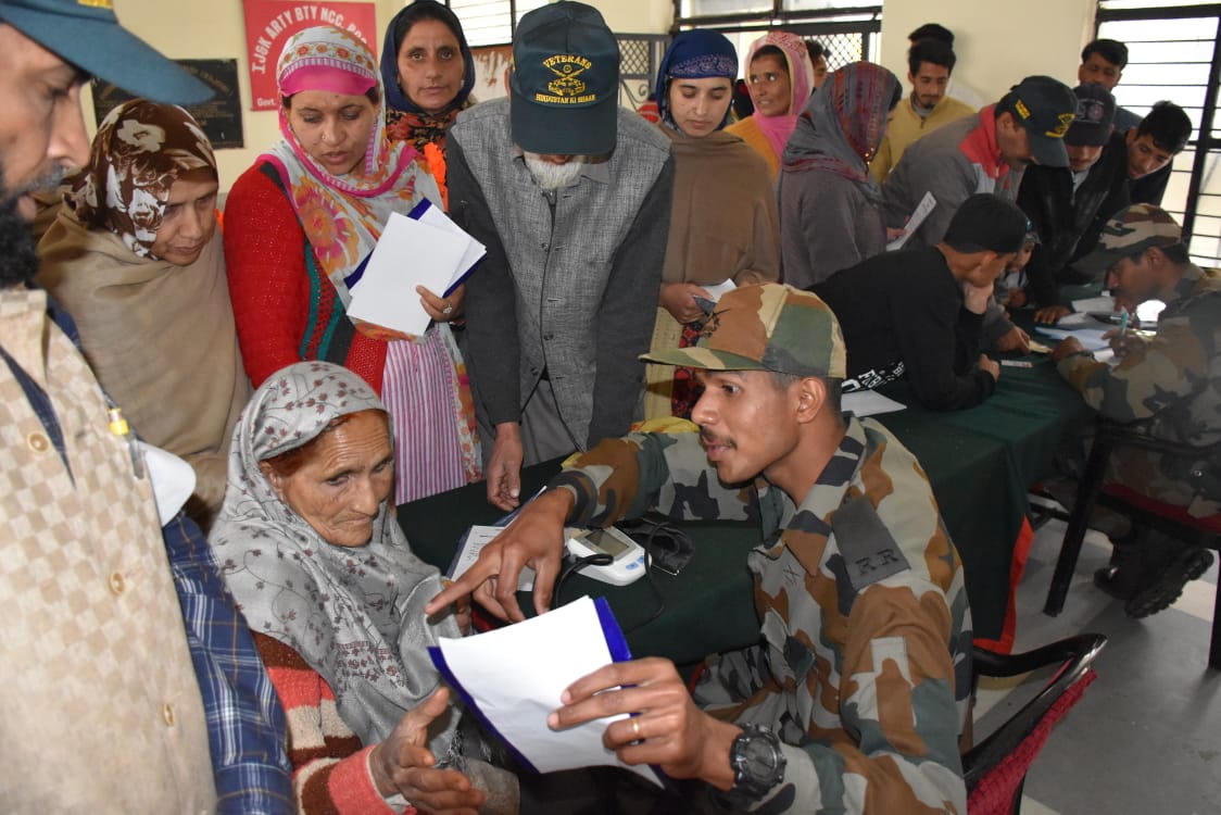 Whiteknight_IA's tweet photo. #ESM Rally alongwith Medical &amp; Dental camp was org by #IndianArmy at Thanamandi on 03 Nov 18. Overwhelming participation of 119 ESMs-Veer Naris. Cultural pgme &amp; Felicitation ceremony held. 05 students provided scholarship. 500 locals benefitted from the medical camp. @adgpi https://t.co/EBuGHJZaIr